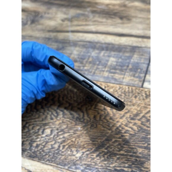 Apple iPod Touch 6th Generation Gray 32GB Model: A1574 W/ Cable & Adapter - Picture 6 of 7